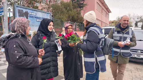 Polis ekiplerinden kadınlara KADES tanıtımı yapıldı