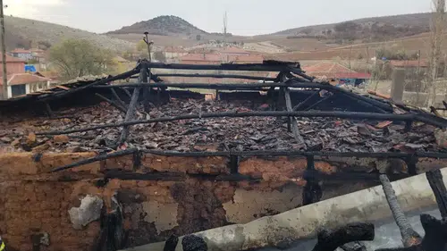 Eski Kıyafetleri Tandırda Ateşe Verdi