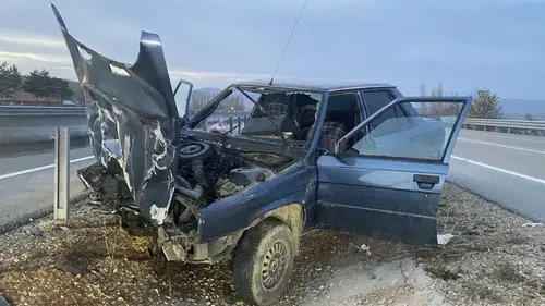 Otomobil Bariyere Çarptı: 2 Yaralı