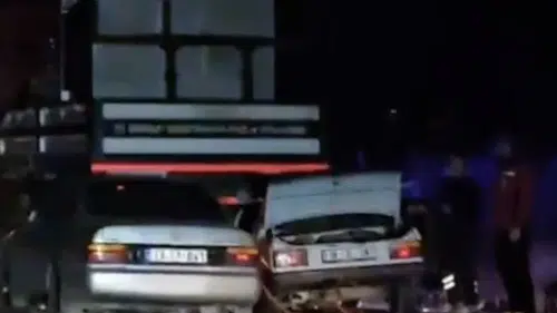 İki Otomobil Park Halindeki Vince Çarptı