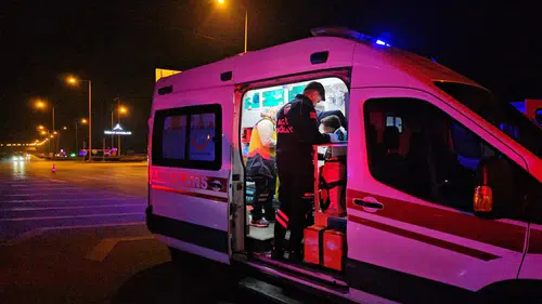 TIR ile Otomobil Çarpıştı: 2 Yaralı