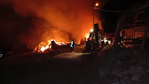 Ev, Alevlere Teslim Oldu