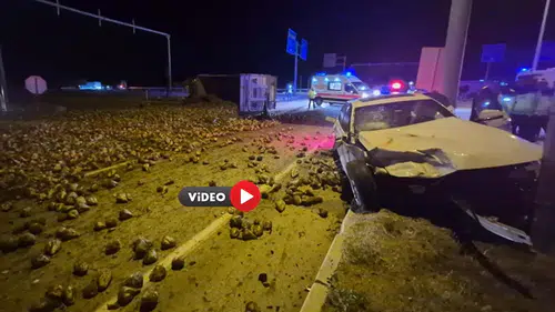 Pancarı Yüklü TIR ile Otomobil Çarpıştı