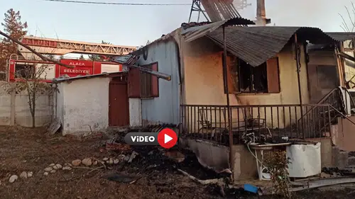 Yangına Teslim Olan Ev Küle Döndü