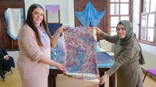 Eskiyen Kıyafetler Ebru Desenleriyle Yenileniyor