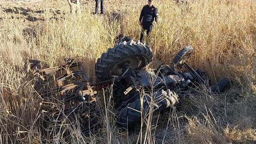 Gaziantep’te devrilen traktörün sürücüsü hayatını kaybetti