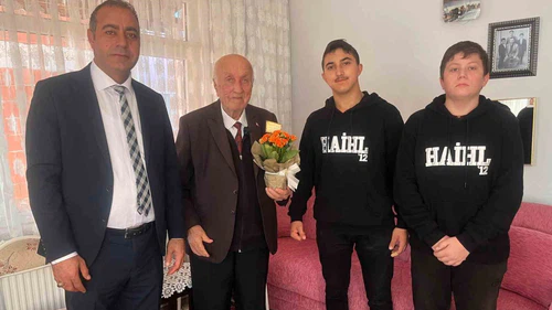 Hayrabolu’da öğrencilerin ziyareti emekli öğretmeni duygulandırdı