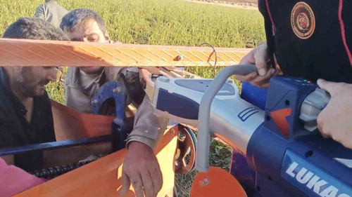 Hortum sarma makinesine kolu sıkışan işçi kurtarıldı