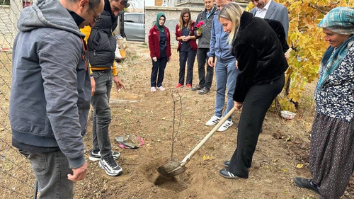 Hüyük’te evde sağlık hizmetinden yararlanan yaşlı hastalar adına fidan dikildi