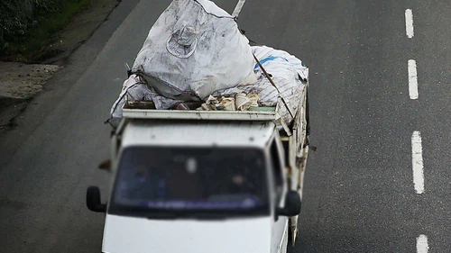 Kağıt taşıyan araçtan Kur’an-ı Kerim sayfaları savruldu: 2 kişi hakkında işlem başlatıldı