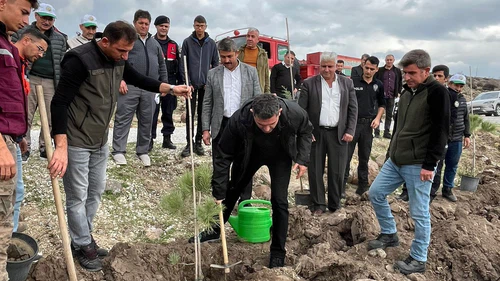 Selendi’de 800 fidan toprakla buluşturuldu