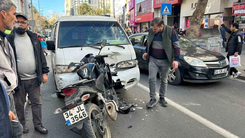 Sol şeritte seyreden motosikletli kamyonetle kafa kafaya çarpıştı: 2 yaralı
