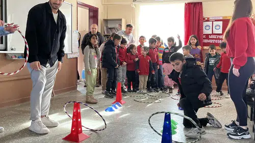 AK Parti'den Köy Okuluna Gönül Ziyareti