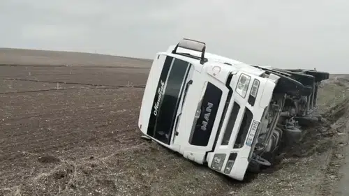 Yoldan Çıkan Tanker Yan Yattı