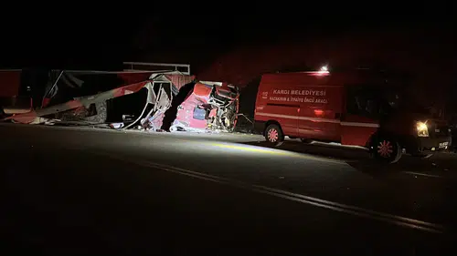 Devrilen Kamyonun Sürücüsü Yaralandı