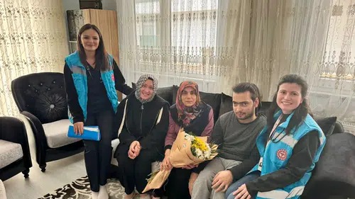 Evde Sağlık Hastalarına ‘Yalnız Değilsiniz’ Mesajı