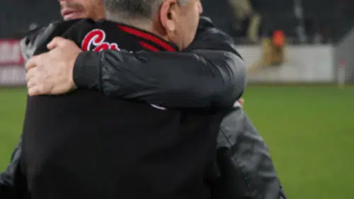 Eroğlu Sahaya Girip Tek Tek Kutladı