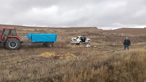 Otomobil Şarampole Yuvarlandı