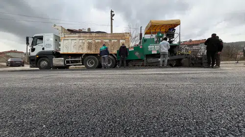 Şenyurt Mahallesinde Asfalt Serim Çalışmalarına Başladı