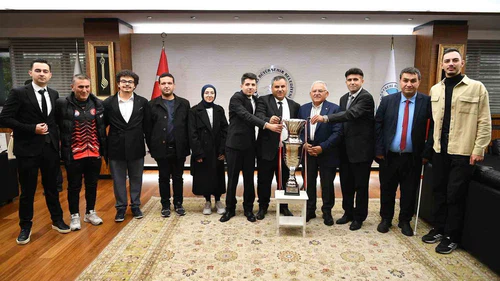 Başkan Büyükkılıç’a Sesi Görenler 1. Ligi’nde kazanılan şampiyonluk kupası takdim edildi