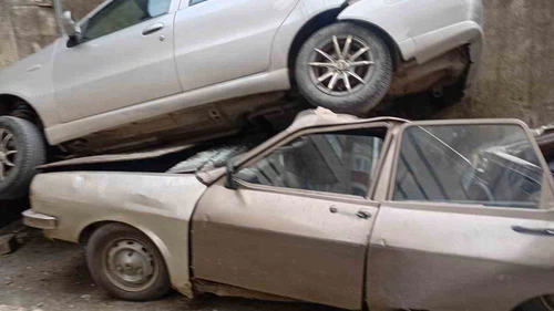 Rampada geriye kayan otomobil 8 metreden düşerek park halindeki aracın üzerine çıktı