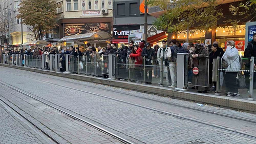 Teknik arıza sebebiyle tramvay seferleri aksadı, duraklarda yoğunluk oluştu