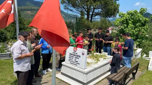 Espiye'de hafızlık öğrencilerinden şehit mezarına ziyaret