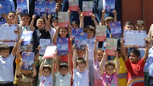 Alaçam ilçesinde 2 bin 411 öğrenci karnelerini alarak tatile girdi