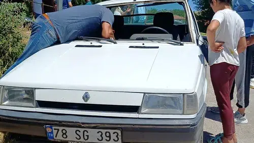 Karabük'te minibüsle otomobilin çarpıştığı kazada 1'i çocuk 3 kişi yaralandı