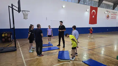 Velidedeoğlu, Badminton Antrenmanını Ziyaret Etti