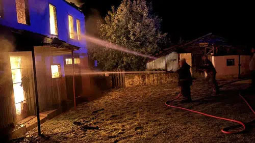 Karabük'te çıkan yangında 2 katlı ev kullanılamaz hale geldi