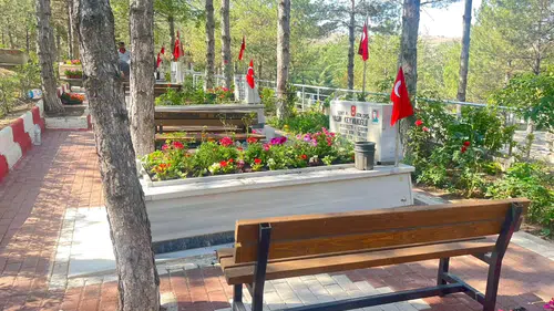 Sungurlu Şehitliğinde Bakım ve Çiçeklendirme Çalışması Yapıldı