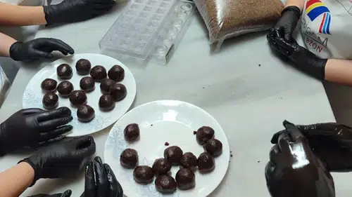 Trabzon'da koruma ve bakım altındaki kız çocukları çikolata yapımını öğreniyor