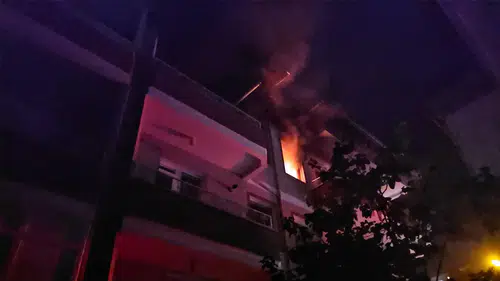 Kız Arkadaşını İçeride Sanıp Yanan Eve Girmeye Çalıştı