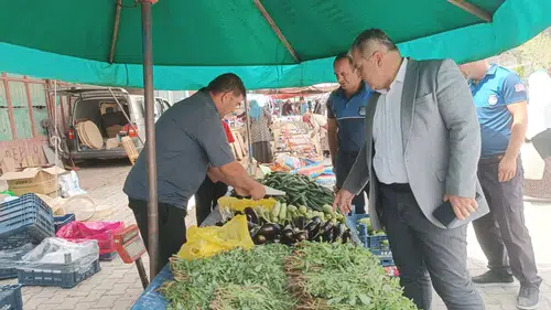 Ünlü, Pazar Esnafı ve Vatandaşlarla Buluştu