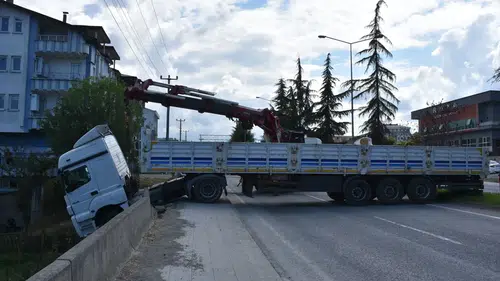 Ordu'da park halindeyken freni boşalan tır duvara çarptı