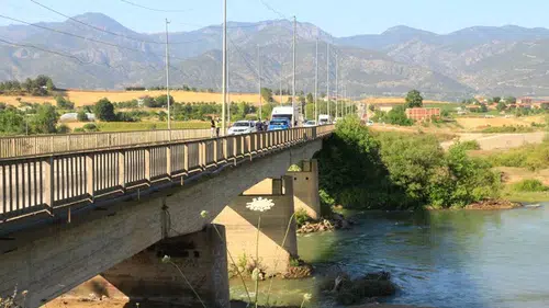 Tokat'ta serinlemek için girdiği çayda suların yükselmesiyle mahsur kalan kadın kurtarıldı
