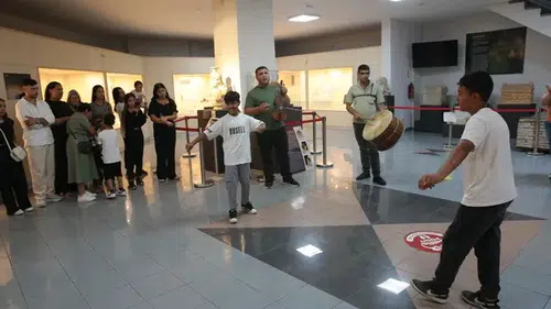 Bolu'da müzeyi ziyaret eden Romanlar davul keman eşliğinde çiftetelli oynadı