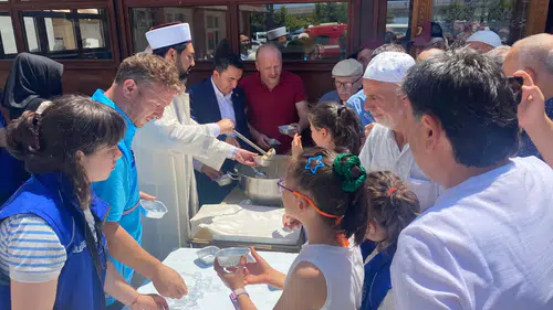 Espiye'de vatandaşlara aşure ikram edildi
