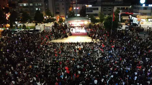 Meydanda Mest Eden Akşam