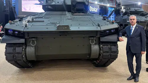 Ahlatcı, IDEF'25 Fuarında Çorum'un ve Türkiye'nin Gururuna Tanıklık Etti