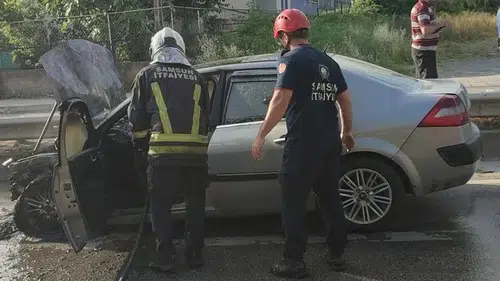 Samsun'da alev alan otomobil kullanılamaz hale geldi