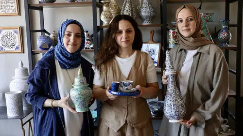 Üç kız kardeş hobi olarak başladıkları çiniciliği kazanca dönüştürdü
