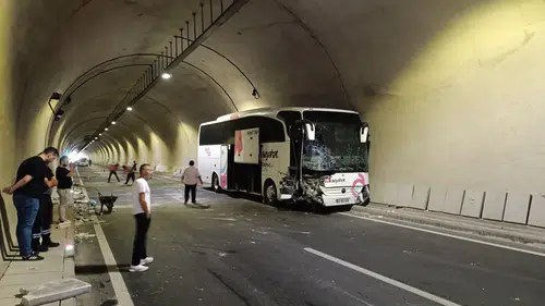 Amasya'da yolcu otobüsüyle çarpışan traktörün sürücüsü yaralandı