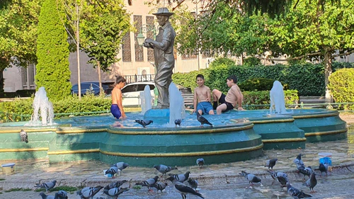Sıcaklardan bunalan çocuklar süs havuzuna girerek serinlemeye çalıştı