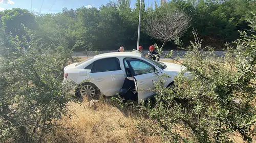 Otomobil Yol Kenarındaki Bordür Taşlara Çarptı