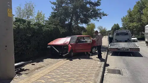 Kastamonu'da beton direğe çarpan otomobilin sürücüsü yaralandı