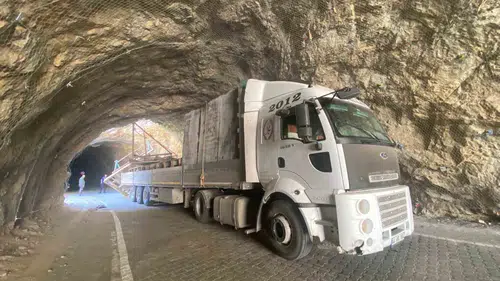 Rize'de hafif ticari araçla otomobil çarpıştı, 1 kişi öldü, 5 kişi yaralandı