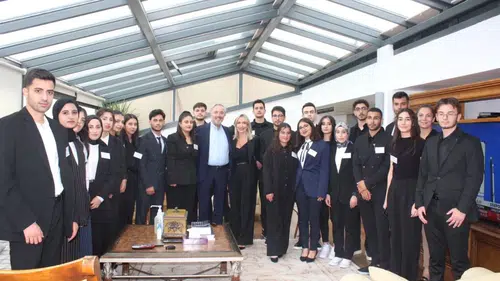 Akfen Holding Yönetim Kurulu Başkanı Akın, TİKAV bursiyerleriyle bir araya geldi