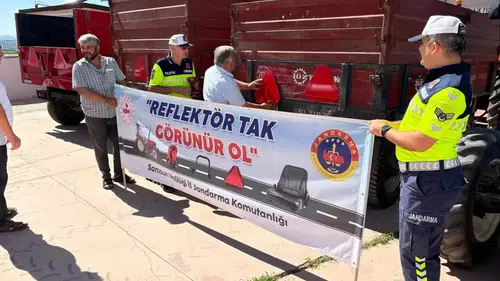Jandarma, traktör sürücülerine "Reflektör Tak, Görünür Ol" eğitimi verdi